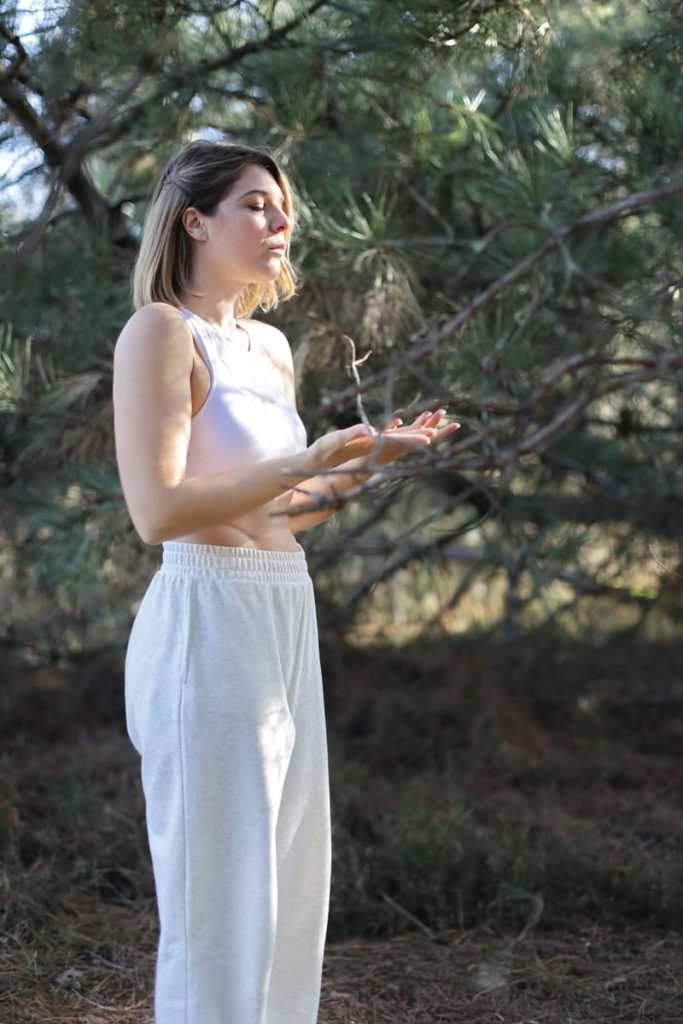 Judith Mounal en photo faisant de la relaxation